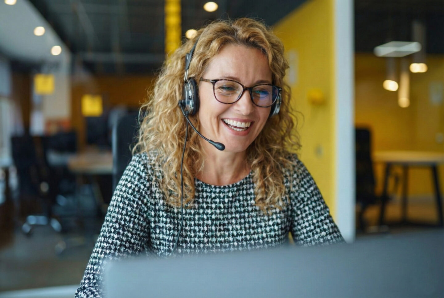 Frau im Webinar vor PC