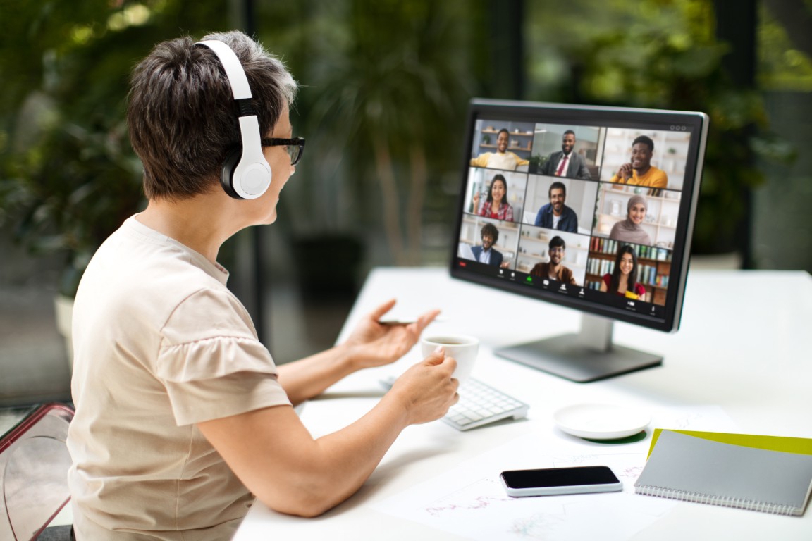 Frau im Online-Seminare